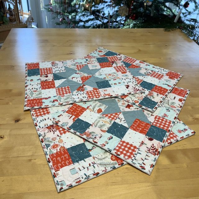 Tischsets vor dem Weihnachtsbaum